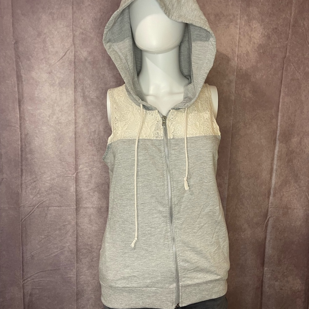 Sleeveless hoodie with lace.